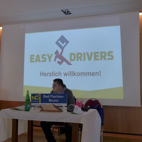 Bild enthält, Crowd, Person, Audience, Adult, Male, Man, People, Speech, Chair, Face