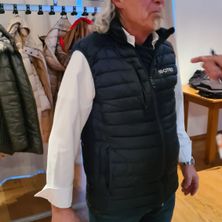Bild enthält, Clothing, Vest, Pants, Coat, Jacket, Person, Jeans, Wood, Head, Portrait