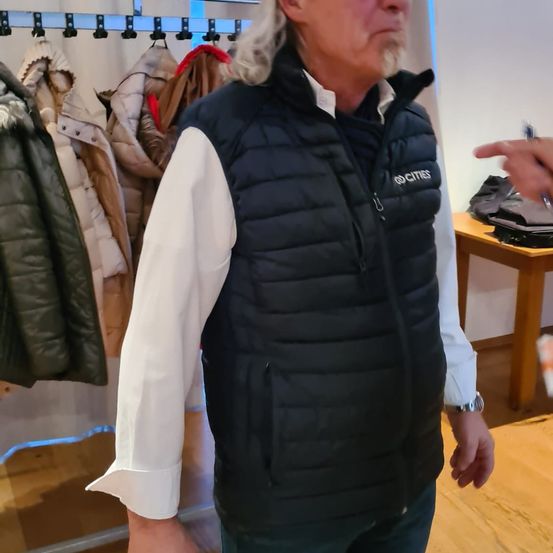 Bild enthält, Clothing, Vest, Pants, Coat, Jacket, Person, Jeans, Wood, Head, Portrait