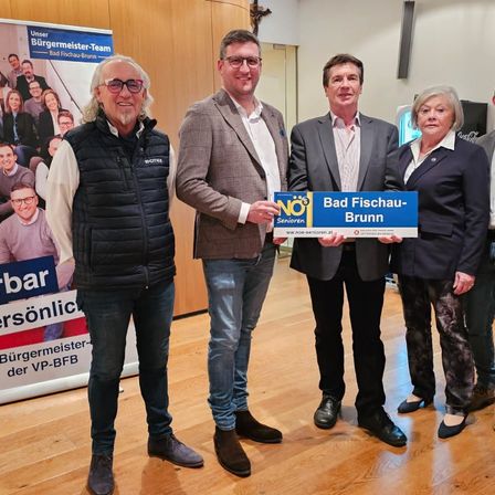 Bild enthält, Groupshot, Person, Coat, Adult, Male, Man, Jacket, Advertisement, Suit, Face