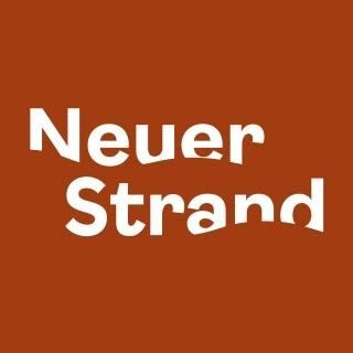 Die Worte 'Neuer Strand' sind in Weiß auf einem braunen Hintergrund geschrieben. Die Schrift ist fett und serifenlos.