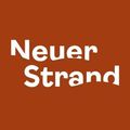 Ein brauner Hintergrund mit weißem Text, der 'Neuer Strand' in einer fetten, serifenlosen Schrift zeigt. Das Wort 'Neuer' befindet sich oben und 'Strand' unten.