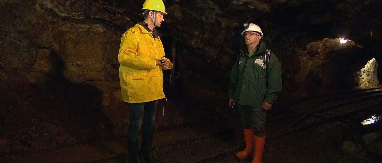 Bild enthält, Coat, Person, Worker, Adult, Male, Man, Helmet, Shoe, Jacket, Outdoors