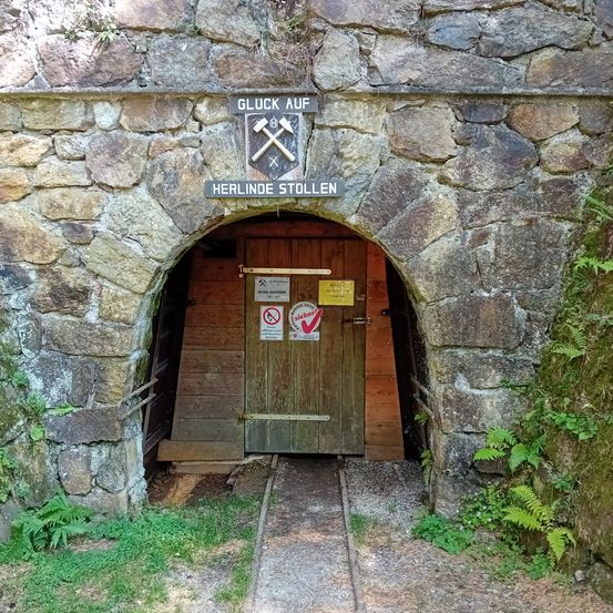 Bild enthält, Path, Outdoors, Shelter, Arch, Walkway, Wall, Slate, Tunnel, Road, Door