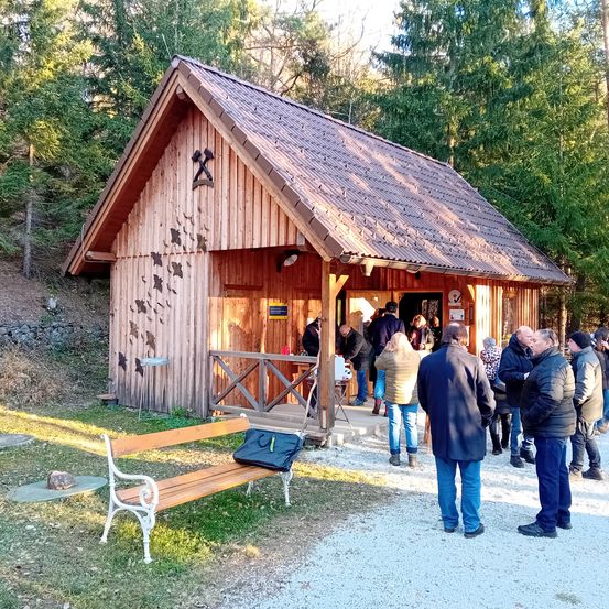 Bild enthält, Outdoors, Shelter, Coat, Person, Housing, Hut, Nature, Jeans, Jacket, House