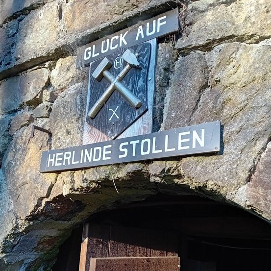 Bild enthält, Slate, Sign, Symbol, Cross, Device, Hammer, Tool, Architecture, Building