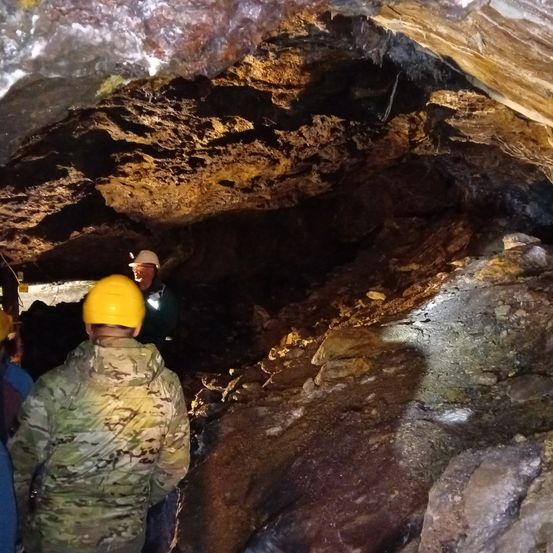 Bild enthält, Hardhat, Helmet, Cave, Nature, Outdoors, Adult, Male, Man, Person, Face