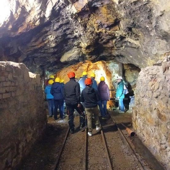 Bild enthält, Rock, Hardhat, Cave, Nature, Outdoors, Tunnel, Person, Adult, Male, Man