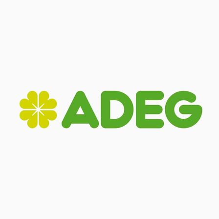 Das ADEG-Logo zeigt ein Kleeblatt in Gelb und den Text ADEG in Grün auf weißem Hintergrund.