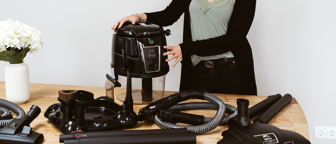 Bild enthält, Adult, Female, Person, Woman, Face, Head, Appliance, Device, Electrical Device
