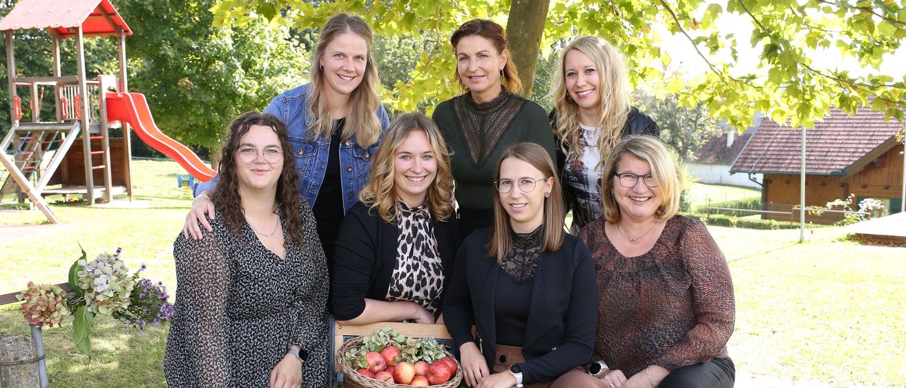 Bild enthält, People, Person, Adult, Female, Woman, Glasses, Necklace, Grass, Wristwatch, Bracelet