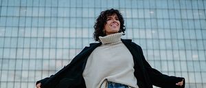 Bild enthält, Coat, Adult, Female, Person, Woman, Head, Face, Jeans, Jacket, Happy