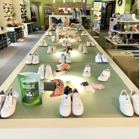 Bild enthält, Clothing, Footwear, Shoe, Shop, Sneaker, Shoe Shop, Indoors