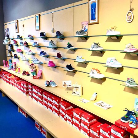 Bild enthält, Shoe Shop, Shop, Clothing, Footwear, Shoe, Sneaker, Accessories, Bag, Handbag, Person