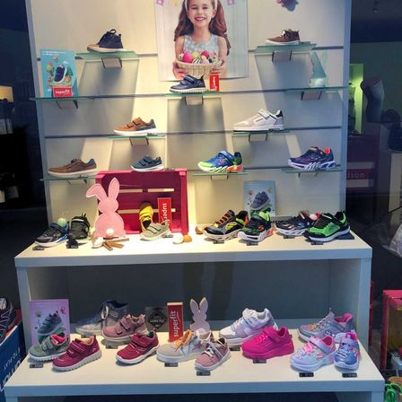 Bild enthält, Clothing, Footwear, Shoe, Sneaker, Shop, Shoe Shop, Art, Painting