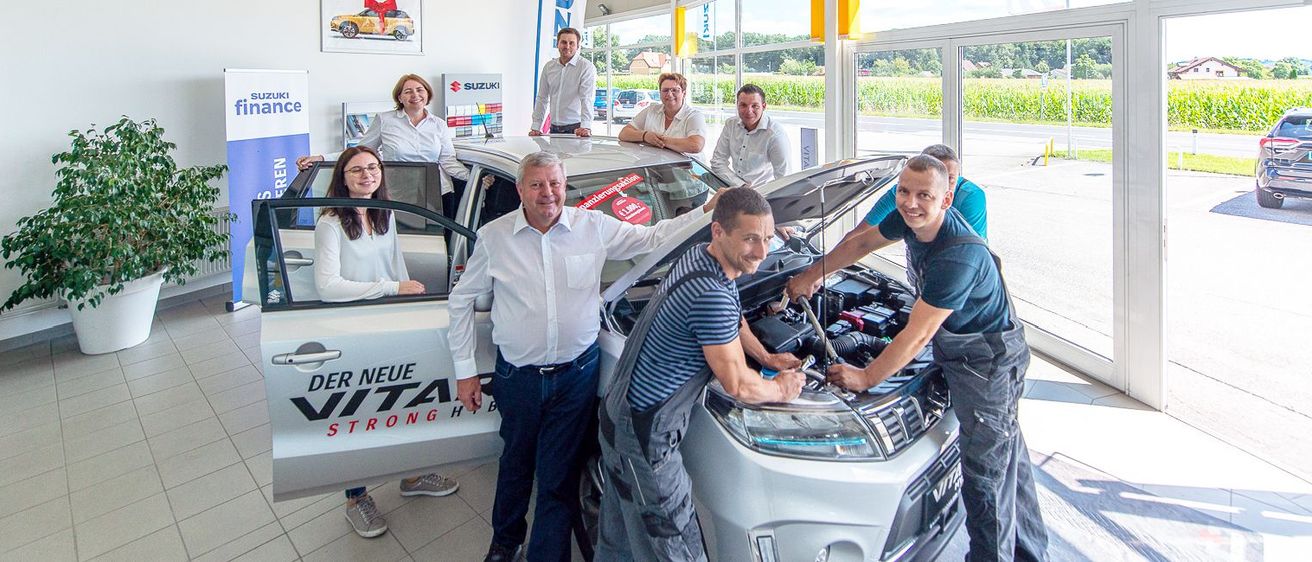 Bild enthält, Adult, Female, Person, Woman, Male, Man, Plant, Jeans, Car, Car Dealership