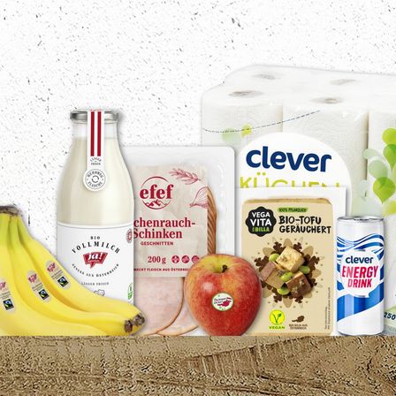 Eine Auswahl an Produkten ist zu sehen: eine Milchflasche, Bananen, ein Apfel, geschnittenes Fleisch, eine Packung Tofu und eine Dose Energy-Drink.