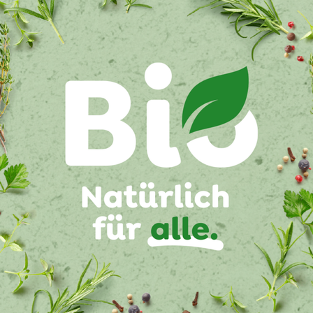Das Bio-Logo auf grünem Hintergrund umgeben von verschiedenen Kräutern und Gewürzen. Der Text lautet 'Natürlich für alle.' Es vermittelt eine Botschaft von natürlichen Produkten für jeden geeignet.
