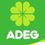 ADEG Glettler-Weiß -Logo. Das ADEG-Logo zeigt ein stilisiertes grünes vierblättriges Kleeblatt mit weißer Kontur auf grünem Hintergrund. Darunter steht das Wort 'ADEG' in großen weißen Buchstaben.