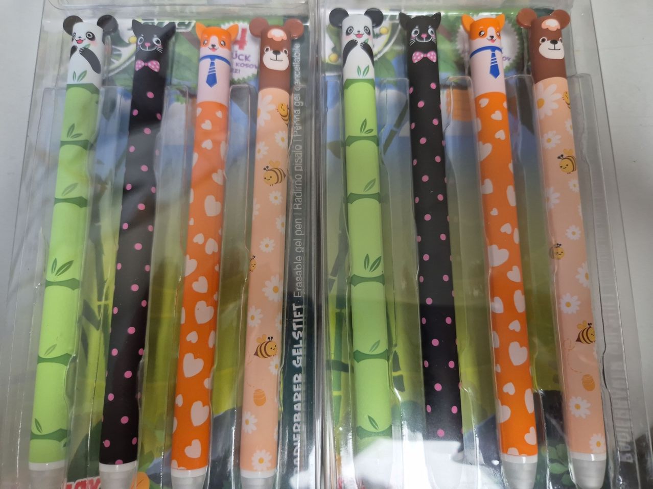 Sechs Gelstifte in Plastikverpackung, jeder mit einem anderen Tierdesign: Panda, Katze, Fuchs, Bär, Maus und Bär. Jeder Stift hat ein einzigartiges Muster und Farbe.