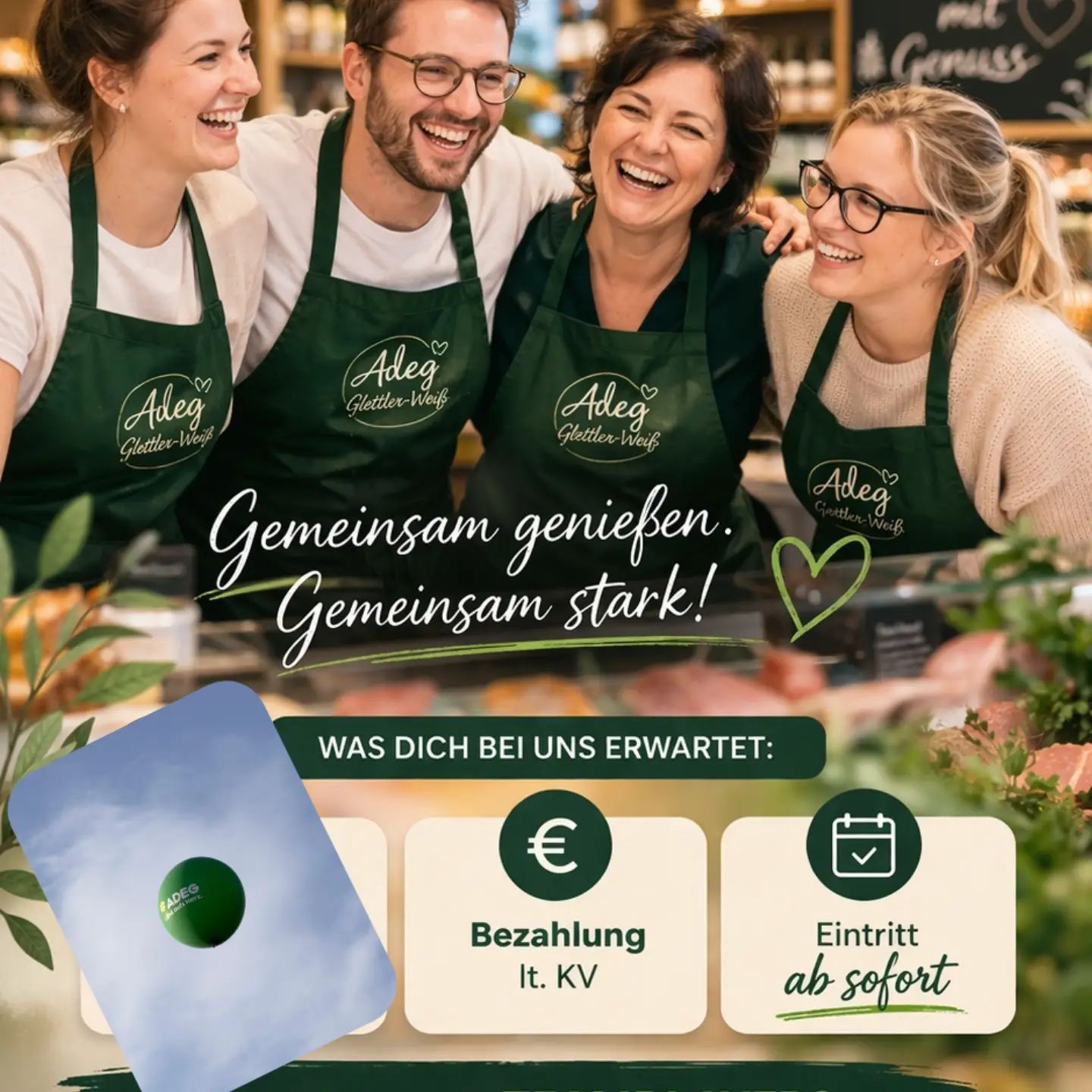 Adeg-Mitarbeiter lachen und tragen grüne Schürzen mit dem Aufdruck "Adeg Glettler-Weiß".