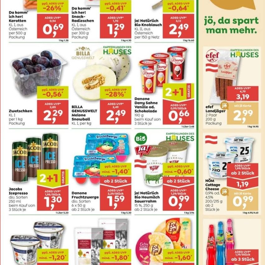 Ein Werbeflyer für verschiedene Lebensmittel, einschließlich Pflaumen, Eis und Joghurt, mit aufgelisteten Rabatten und Preisen. Der Flyer enthält auch ein Slogan über mehr sparen.
