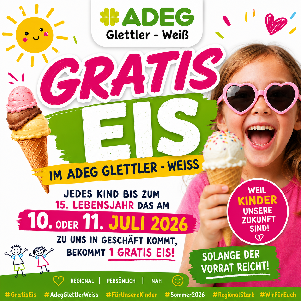 Ein Werbeplakat von ADEG Gletller-Weiss, das Kindern bis 15 Jahre am 10. oder 11. Juli 2026 kostenloses Eis anbietet. Ein Mädchen hält einen Eisbecher und lächelt.
