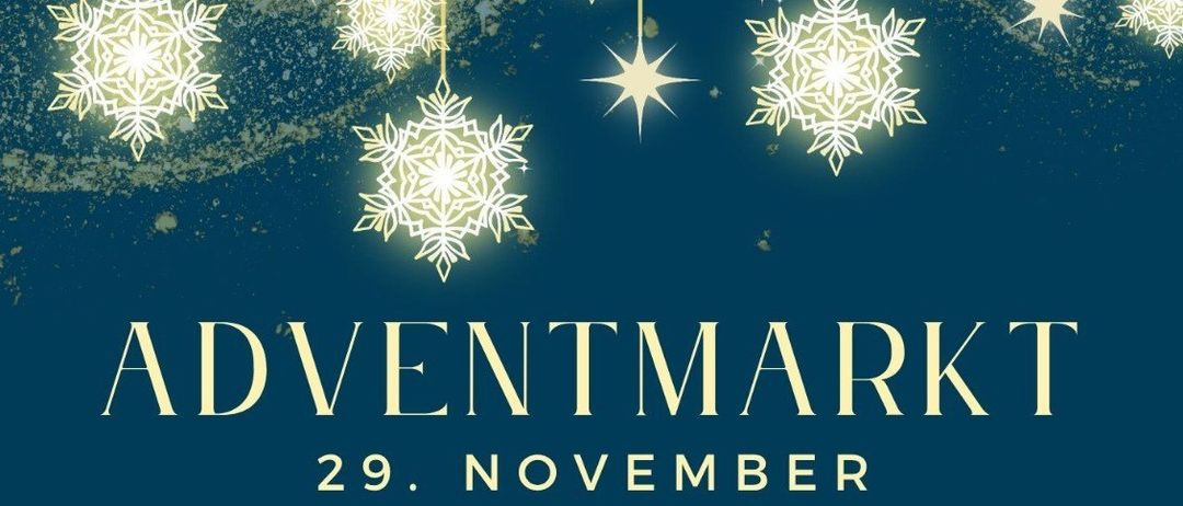 Plakat mit Schneeflocken und Sternen auf blauem Hintergrund. Es steht 'ADVENTMARKT 29. NOVEMBER', gefolgt von 'GOTTSDIENST | 17:00 UHR', 'KINDERKIRCHE' und 'ADVENTKRANZSEGNUGN'.