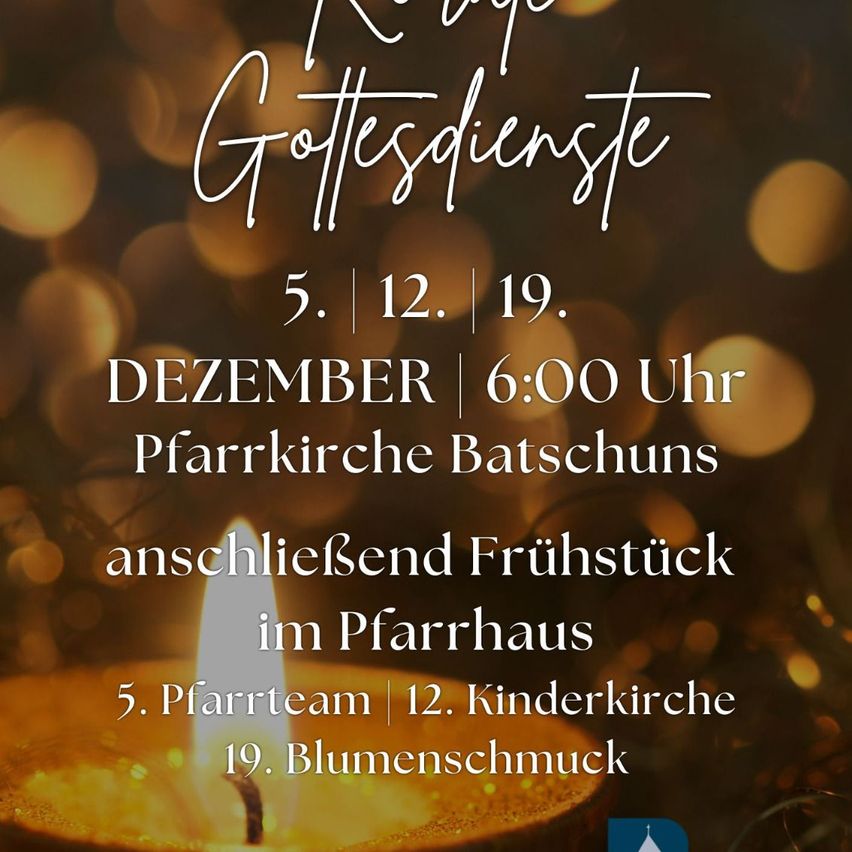 Ein Plakat kündigt Gottesdienste am Heiligabend um 18:00 Uhr an, mit Kerzenlicht, Frühstück und Blumensegnung.