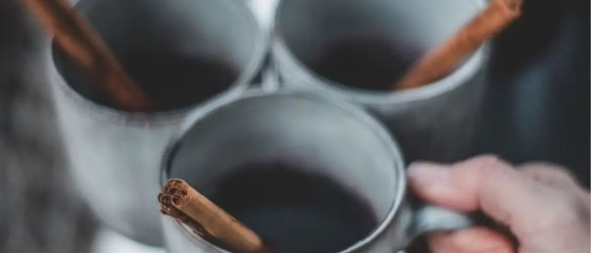 Bild enthält, Face, Head, Person, Cup, Disposable Cup, Beverage, Coffee, Coffee Cup