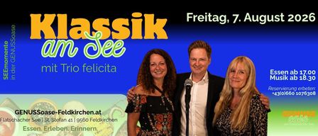 Eine lächelnde Frau und ein Mann stehen zusammen und posieren für ein Foto mit einem Mikrofon vor ihnen. Hinter ihnen zeigt ein blauer Hintergrund den Text 'Freitag' und 'ssik'.