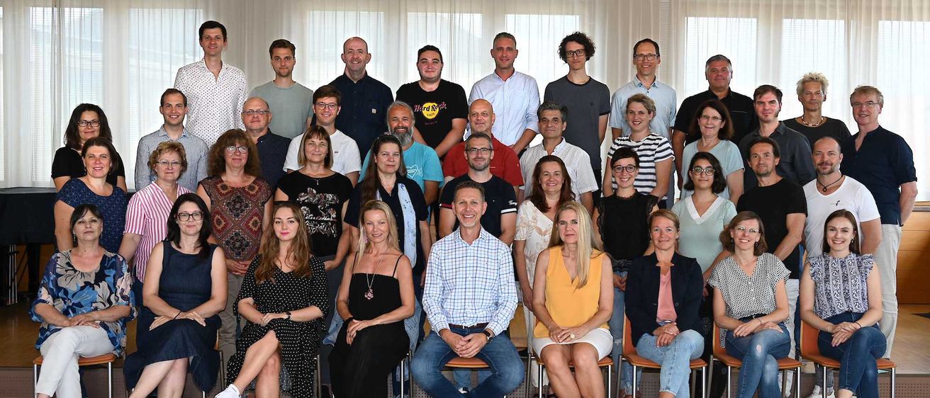 Bild enthält, Groupshot, Person, People, Adult, Female, Woman, Male, Man, Face, Jeans