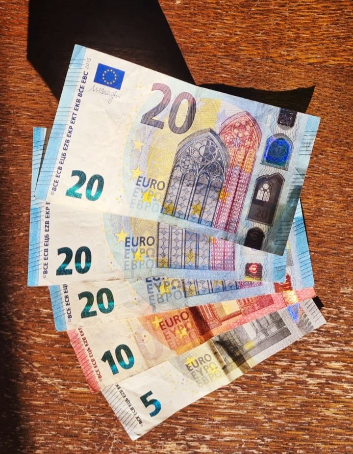 Bild enthält, Number, Symbol, Text, Business Card, Paper