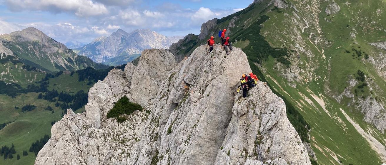 Bild enthält, Mountain Range, Nature, Outdoors, Peak, Rock, Motorcycle, Transportation, Vehicle, Person, Hiking