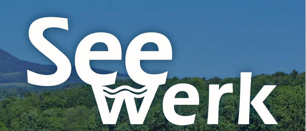 Plakat für die Eröffnung von Seewerk am 24. Mai 2025. Es zeigt eine Strandbar mit Cocktails, Eis und einem Cocktail mit Minze und Zitrone.