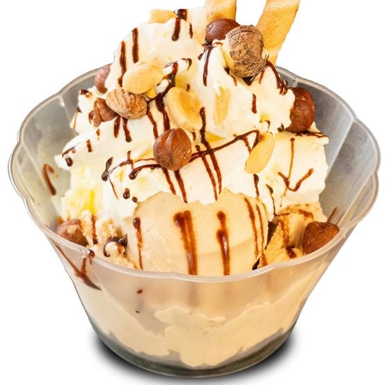 Eine Eiscreme-Schüssel mit Vanilleeis, überzogen mit Schlagsahne, Schokoladensauce und Haselnüssen.