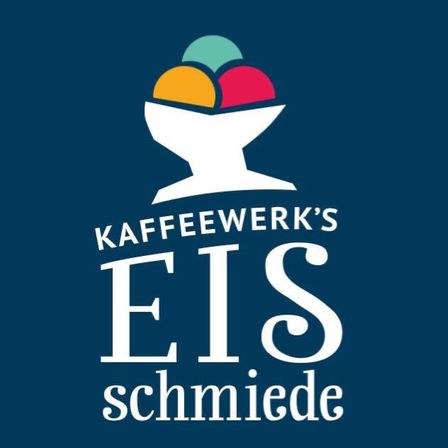 Kaffeewerk's Eis Schmiede Logo mit blauem Hintergrund, das eine Eiskugel mit drei verschiedenen farbigen Schichten in Form eines Eisbechers zeigt, wobei der Text 'Kaffeewerk's Eis Schmiede' darunter in weiß geschrieben steht.