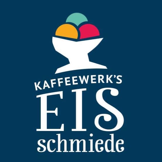 Kaffeewerk's Eis Schmiede Logo mit blauem Hintergrund, das eine Eiskugel mit drei verschiedenen farbigen Schichten in Form eines Eisbechers zeigt, wobei der Text 'Kaffeewerk's Eis Schmiede' darunter in weiß geschrieben steht.