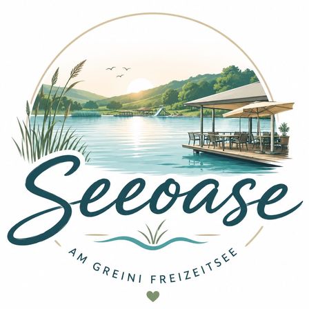 Seeoase Logo mit einem ruhigen See, einem Steg, Sonnenschirmen und einem Sonnenuntergang im Hintergrund.