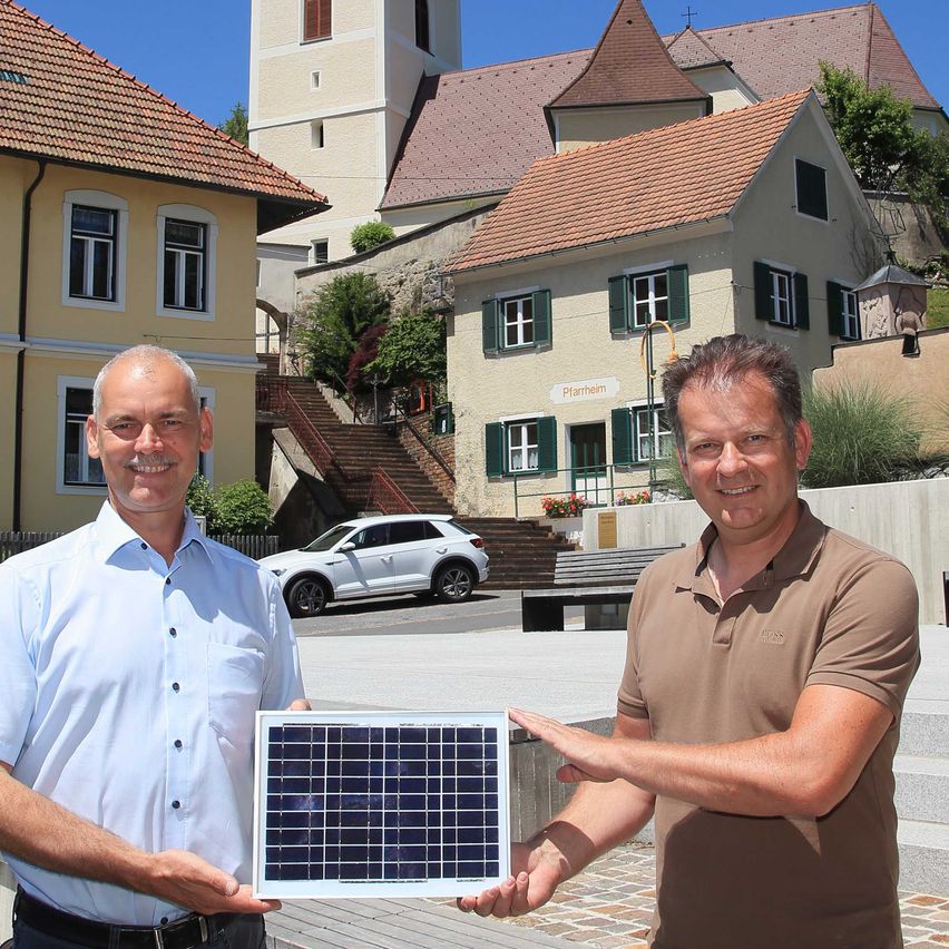 Bild enthält, Solar Panels, Neighborhood, Person, Portrait, Adult, Male, Man, Spire, Bench, Roof