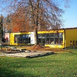 Bild enthält, Villa, Neighborhood, Backyard, Nature, Outdoors, Yard, Grass, Shelter, Park, Tree