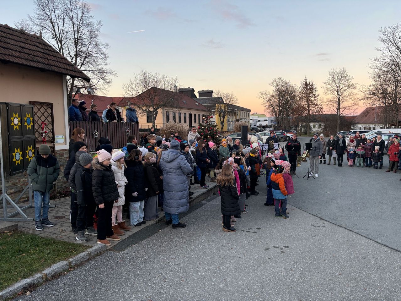 Bild enthält, People, Person, Urban, Coat, Jacket, Jeans, Pants, City, Crowd, Shoe