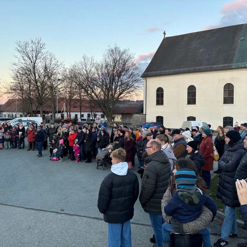 Bild enthält, People, Person, Jacket, Jeans, Adult, Male, Man, Crowd, Shoe, Car