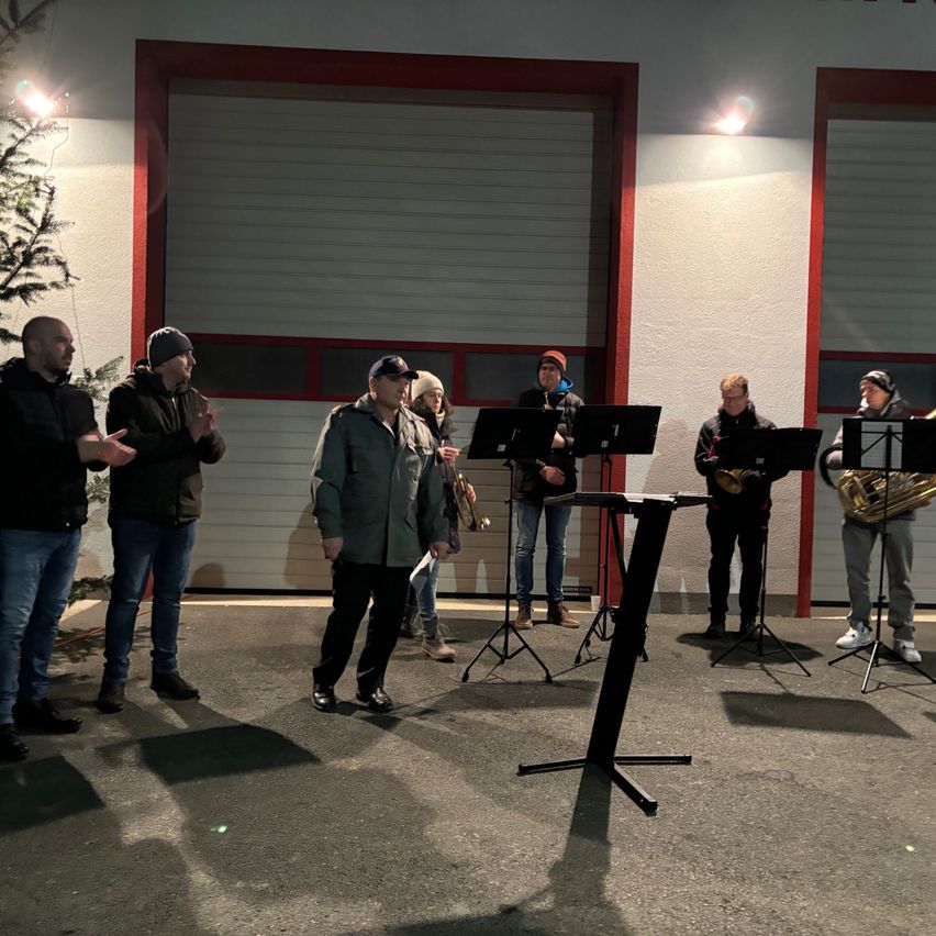 Bild enthält, Adult, Male, Man, Person, Group Performance, Music Band, Jeans, Lighting, Coat, Shoe