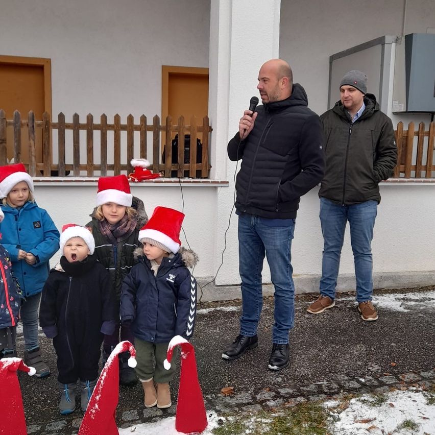 Bild enthält, Pants, Jeans, Person, Portrait, Coat, Jacket, Hat, Adult, Male, Man