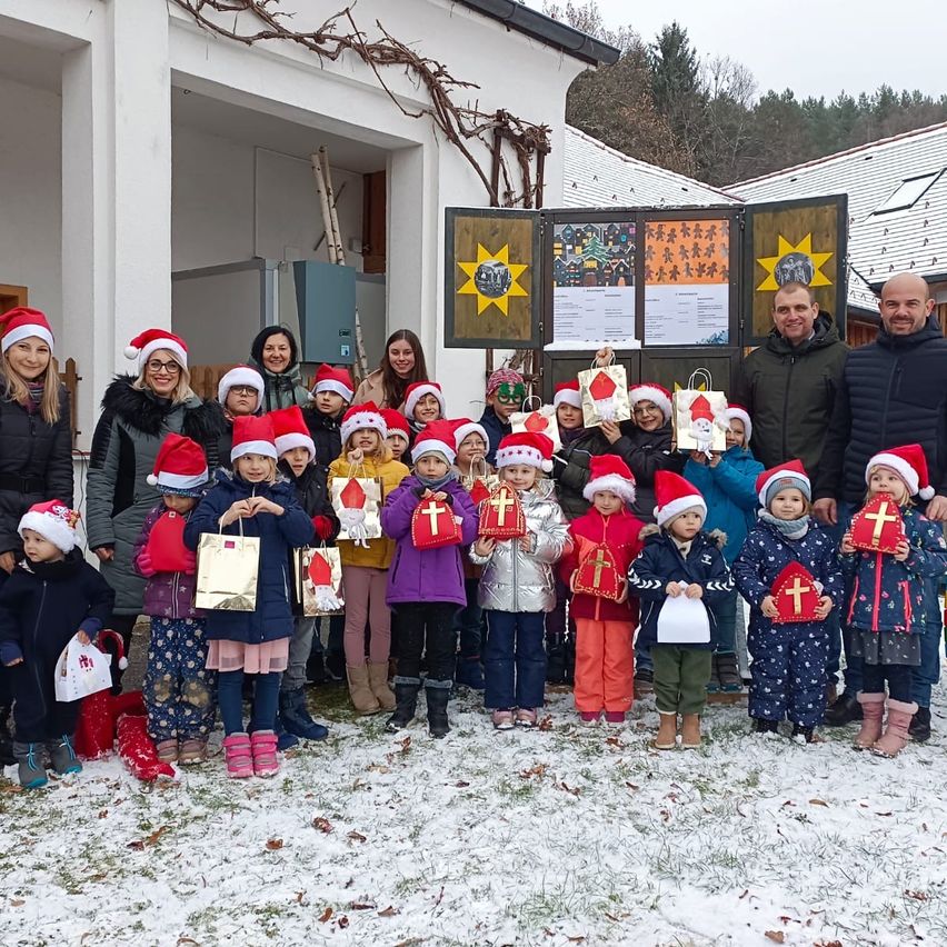 Bild enthält, Handbag, Adult, Female, Person, Woman, People, Festival, Christmas, Coat, Hoodie