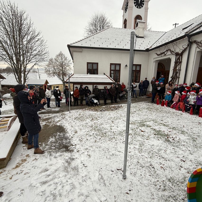 Bild enthält, Outdoors, Shelter, Nature, Adult, Male, Man, Person, Weather, Shoe, Neighborhood