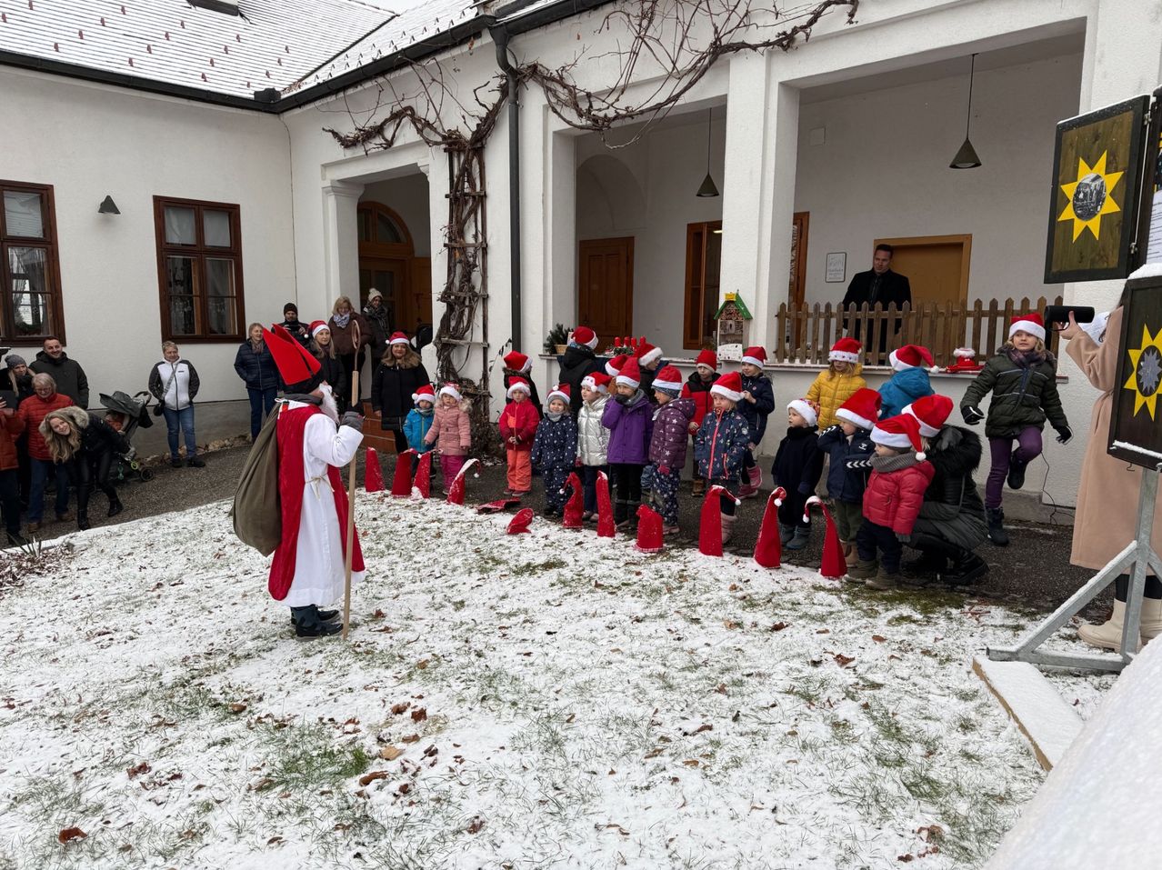 Bild enthält, Person, Outdoors, Nature, People, Coat, Jacket, Snow, Festival, Jeans, Face