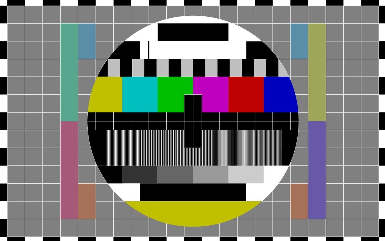 Ein Bild mit einem Rastermuster zeigt einen farbenfrohen Kreis in der Mitte mit verschiedenen Farben und schwarzen Linien. Die Farben sind gelb, grün, blau und rot.