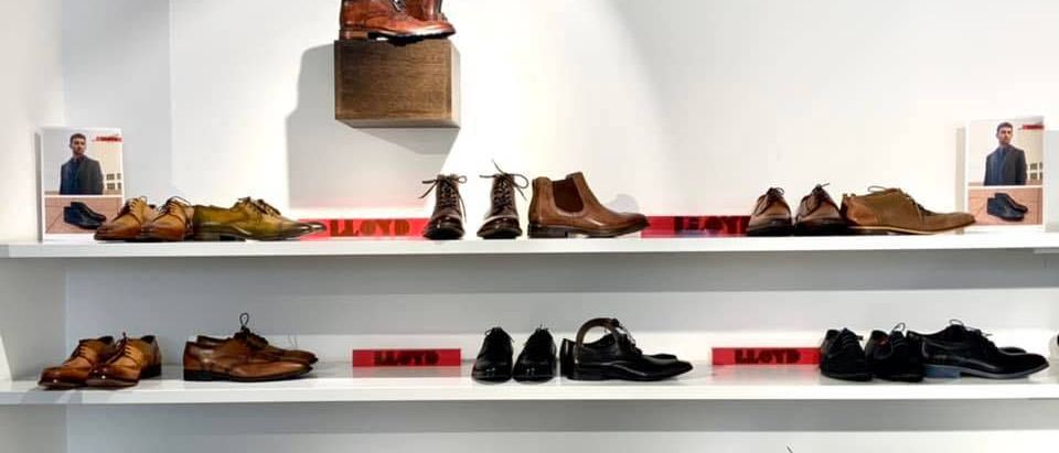 Bild enthält, Clothing, Footwear, Shoe, Shoe Shop, Shop, Person, Sneaker, Face, Head